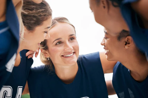 多様性 女の子チームとゲームのモチベーション 笑顔と成功のための会話は 幸せになり 勝つための計画を話す チームワーク スポーツ女性 コラボレーションのための話し合い 戦略とハドル — ストック写真