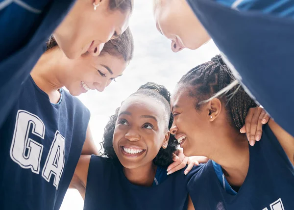 女性のネットボールチームワーク モチベーションと戦略 サポートと競争ゲームのための勝者のターゲット計画 スポーツグループトレーニング 信頼と目標のコラボレーションの幸せ 興奮とコーチングハドル — ストック写真