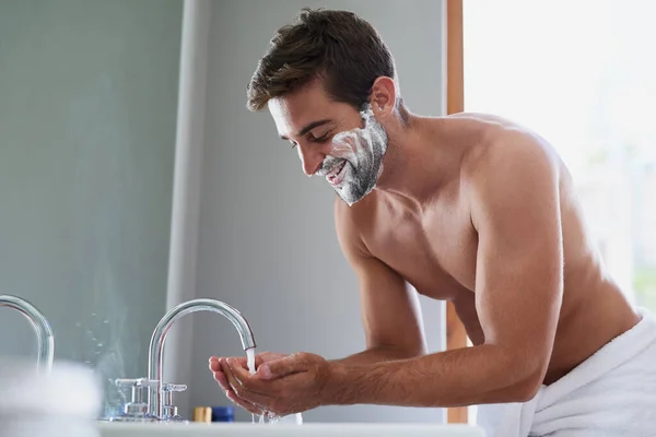 彼は毎朝髭を剃っている バスルームでハンサムな若い男が — ストック写真