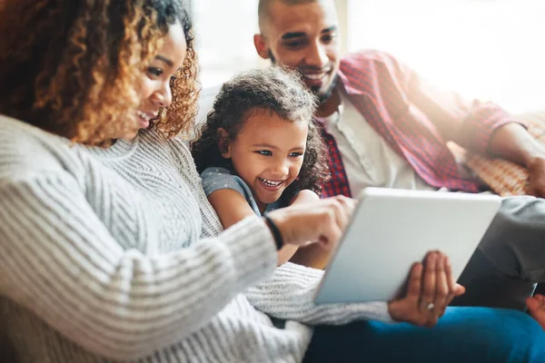 Ideje Megismerni Technológiát Egy Imádnivaló Kislány Szülei Egy Digitális Tabletet — Stock Fotó