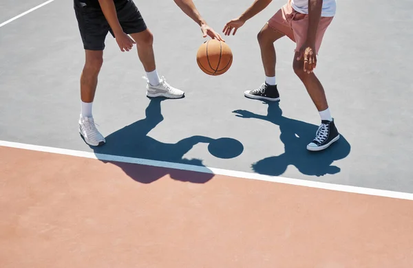 运动和篮球训练 运动和比赛与篮球运动员在室外场地上的夏天 健康的体育运动者或运动员 锻炼和健身的人练习用球比赛 — 图库照片