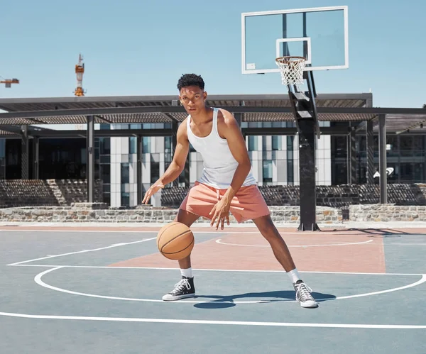 バスケットボール フィットネス バスケットボールコートの黒人男性 スポーツの肖像画 運動屋外でのアクティブなライフスタイル 若いバスケットボール選手 ワークアウトとトレーニング 競争力のあるスポーツとプレイゲーム — ストック写真