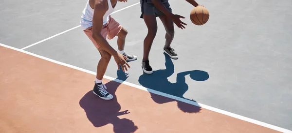 スポーツ フィットネス バスケットボールの練習のためのバスケットボールコートで男性によるトレーニング 運動やスタミナカーディオ スポーツ バスケットボール選手や競争力のあるゲーム屋外 エネルギーやワークアウトをプレイ友人 — ストック写真