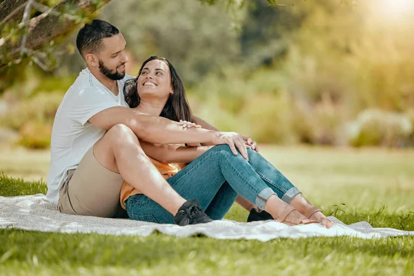 Para Zrelaksować Się Trawie Piknik Świeżym Powietrzu Parku Miłość Siedzi — Zdjęcie stockowe