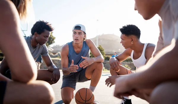 在篮球场上 领导和男人们挤成一团 形成了思想意识和团队精神 体育和运动员谈论或谈论训练目标 任务和战略规划 — 图库照片