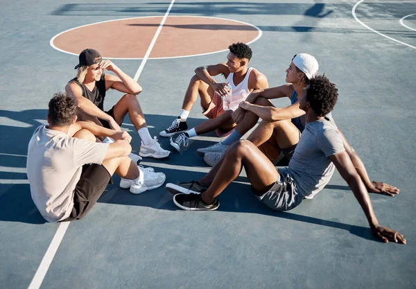 朋友和放松在篮球场的地板上与篮球员群交 休息和聊天休息 休息和训练后坐在室外场地上的男人 — 图库照片