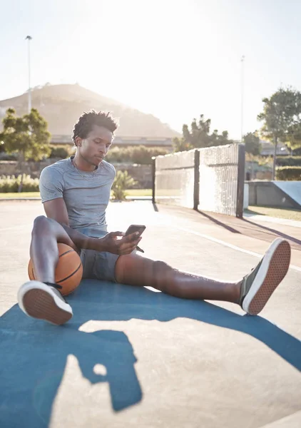 Basketbal Telefoon Man Ontspannen Sociale Media Internet Het Lezen Van — Stockfoto
