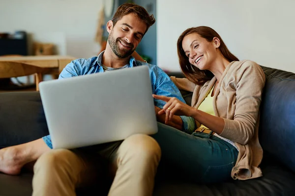 Cliquez Dessus Jeune Couple Affectueux Relaxant Sur Canapé Maison — Photo