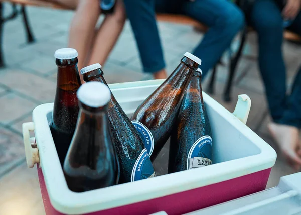Buz gibi biralar uzun süre parti yapar. Açık hava toplantısında soğutucu kutusunda bira şişesi soğutma.