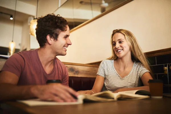彼女の家庭教師のために お気に入りのカフェで勉強会をする2人の幸せな若い学生が — ストック写真