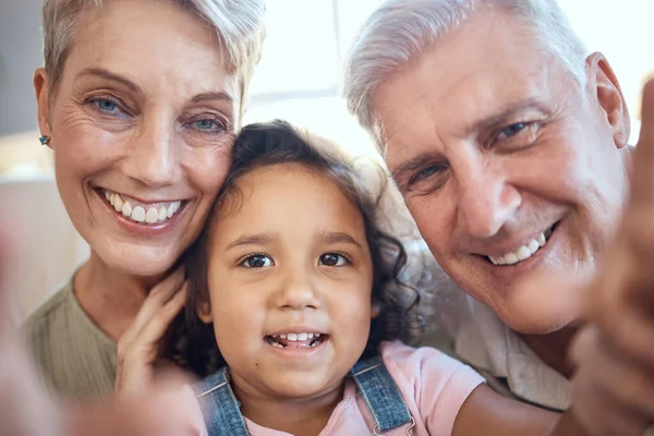 Família Inter Racial Selfie Menina Com Avós Casa Sentindo Feliz — Fotografia de Stock