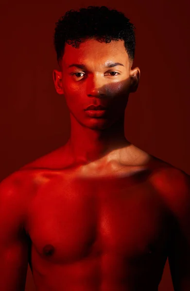 Stüdyodaki Genç Adamın Güzellik Vücut Estetiği Cilt Bakımı Için Neon — Stok fotoğraf