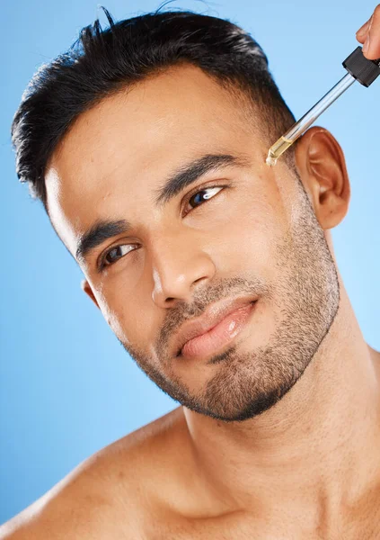 一个西班牙男人的面部血清 模型和皮肤护理与完美的皮肤健康和护理 健康人士使用乳液 润肤及光洁处理后的美容美发 化妆品及面部产品油 — 图库照片