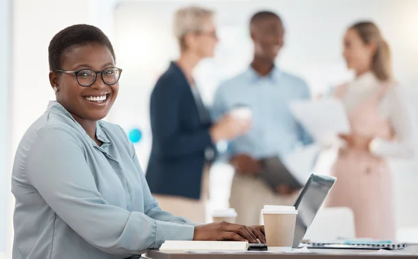 黑色女性肖像 办公室里挂着笑容的商务笔记本电脑 在网上打字交流 公司里快乐的女人 在办公室里工作的电脑 戴着眼镜 在金融界快乐 — 图库照片