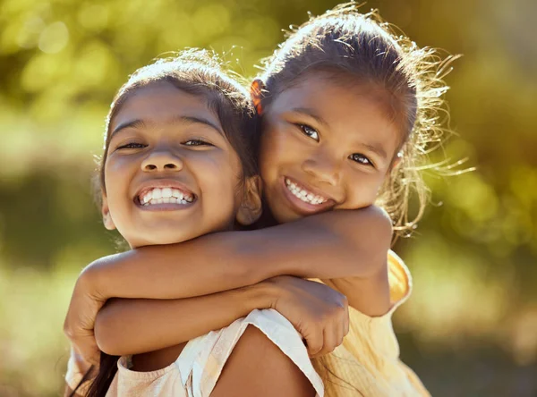 Meisje Knuffel Liefde Zussen Gelukkig Portret Samen Jonge Kinderen Buiten — Stockfoto