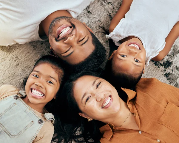 Glad Familj Och Ansikte Ovan Golvet Lycka För Att Knyta — Stockfoto