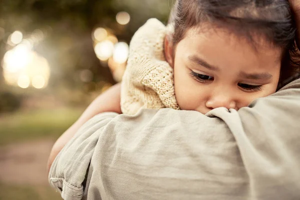 Abrazo Parque Chica Triste Con Los Padres Para Comodidad Cuidado — Foto de Stock