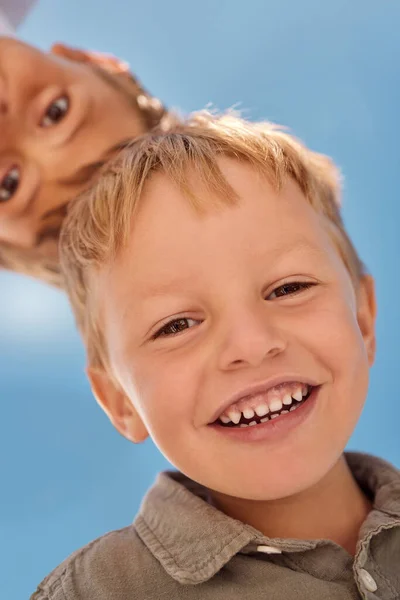 Feliz Rosto Criança Menino Verão Com Sorriso Sentindo Felicidade Livre — Fotografia de Stock