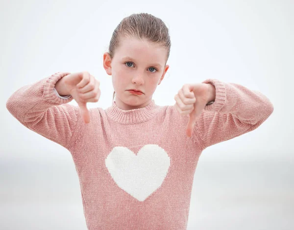 Kciuki Dół Smutny Portret Dziecka Dziewczyny Pokazują Zły Znak Słaba — Zdjęcie stockowe