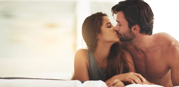Apa Lagi Yang Kau Butuhkan Pasangan Muda Yang Bahagia Berbagi — Stok Foto