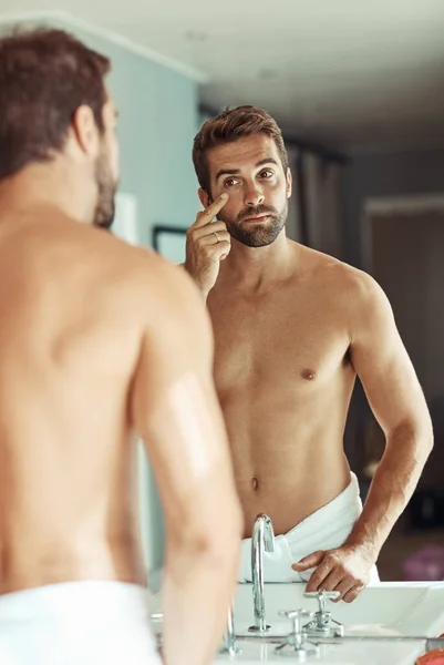 Držet První Vrásky Těla Muž Bez Košile Prohlíží Kůži Zrcadle — Stock fotografie