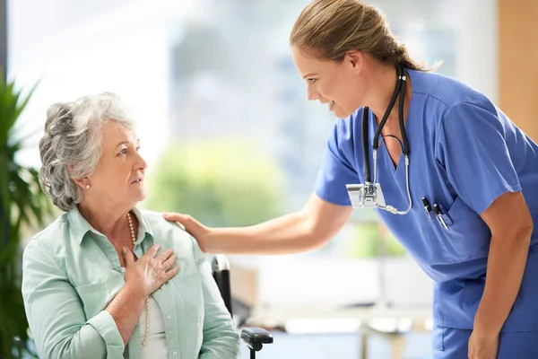 Wees Gerust Een Vrouwelijke Verzorger Een Verpleeghuis Met Haar Oudere — Stockfoto