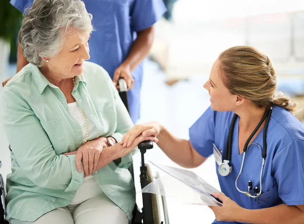 Ziet Goed Uit Een Aantrekkelijke Vrouwelijke Verpleegster Bespreken Behandelingen Met — Stockfoto