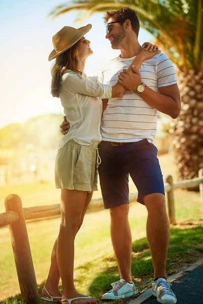 Den Sötaste Sommarromantiken Ett Kärleksfullt Ungt Par Som Njuter Sommardag — Stockfoto