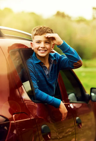Llegamos Retrato Adorable Niño Asomado Por Ventana Auto Afuera — Foto de Stock