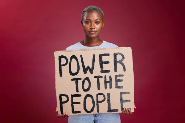 ポスター 女性とスタジオのバナーは 赤の背景に黒人女性の投票 変更とエンパワメントによって署名人々に力を与えます 肖像画 女の子と平等 変換と人権と有権者のメッセージ — ストック写真
