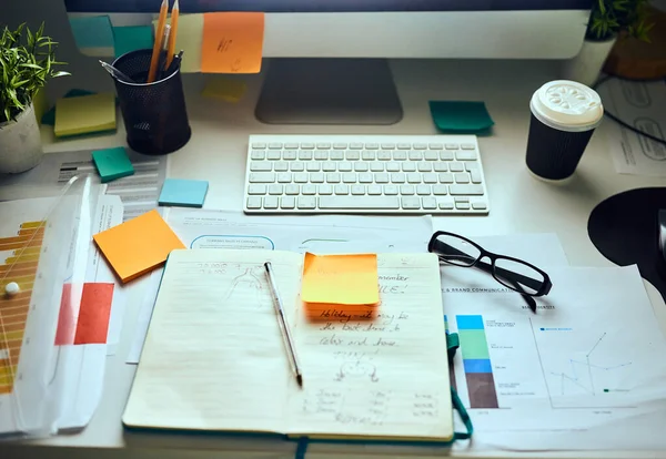 Der Schreibtisch Eines Designers Hohe Winkelaufnahme Eines Kreativen Arbeitsplatzes Ohne — Stockfoto