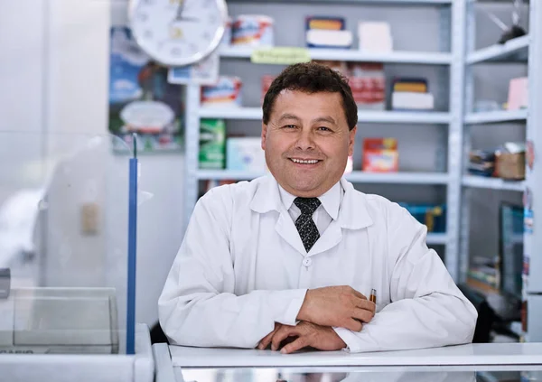 Adoro Ajudar Pessoas Melhorarem Retrato Farmacêutico Masculino Uma Farmácia — Fotografia de Stock