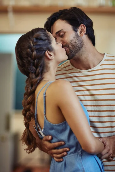 Encontram Momento Especial Todos Dias Jovem Casal Carinhoso Beijando Sua — Fotografia de Stock