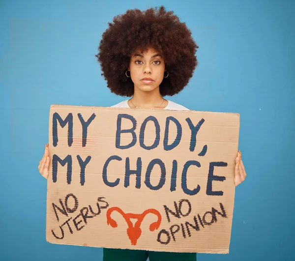 青いスタジオの背景に対して中絶 身体の自由と正義のためのポスターを持つ抗議 人権と女性 暴動のためのボードとアフリカの少女の選択 平等と肖像画 — ストック写真