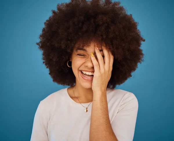 Twarz Śmieszne Śmiech Afro Czarnej Kobiety Studio Niebieskim Tle Dla — Zdjęcie stockowe