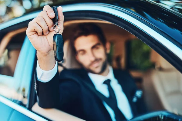 成功的关键 一位年轻英俊的企业商人 手里拿着汽车钥匙 — 图库照片