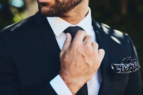 Assicuro Stare Bene Uomo Irriconoscibile Che Aggiusta Cravatta Fuori — Foto Stock