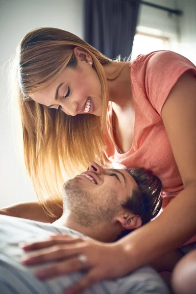 当新的爱变成真爱的时候一对深情的年轻夫妇在卧室里互相凝视着对方的眼睛 — 图库照片