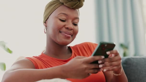Smartphone Scroll Black Woman Sofa Social Media Online Επικοινωνία Συνομιλίας — Αρχείο Βίντεο