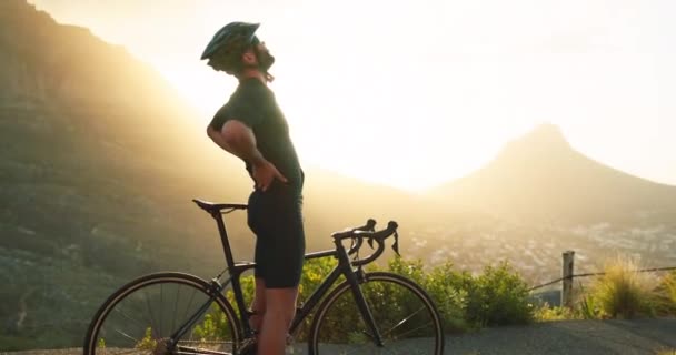 Bolest Zad Svaly Poranění Cyklisty Horským Kolem Přírodní Cestě Helmou — Stock video