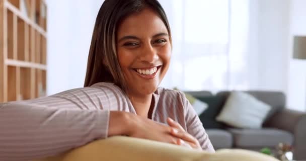 Retrato Feliz Sorriso Mulher Indiana Sala Estar Sofá Sofá Relaxar — Vídeo de Stock