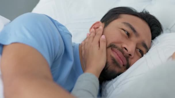 Twarz Miłość Łóżko Ręką Dotykającą Mężczyzny Leżącego Sypialni Weekendowy Poranek — Wideo stockowe