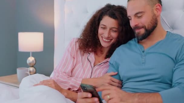 卧室和夫妻通过电话放松一下 一边看社交媒体的记忆 一边享受幸福 交流和快乐的已婚人士在家里的床上尽情地享受着智能手机的闲暇 — 图库视频影像