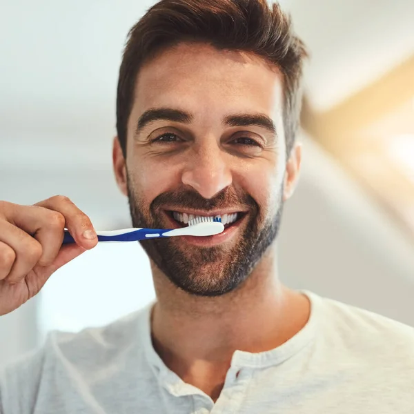 Mantendo Brancos Brilhantes Perolados Retrato Recortado Jovem Bonito Escovando Dentes — Fotografia de Stock