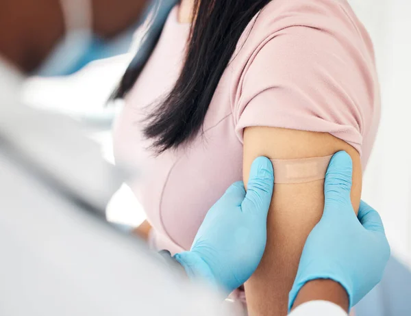 Covid Vacina Bandaid Com Mãos Médico Braço Mulher Para Medicina — Fotografia de Stock