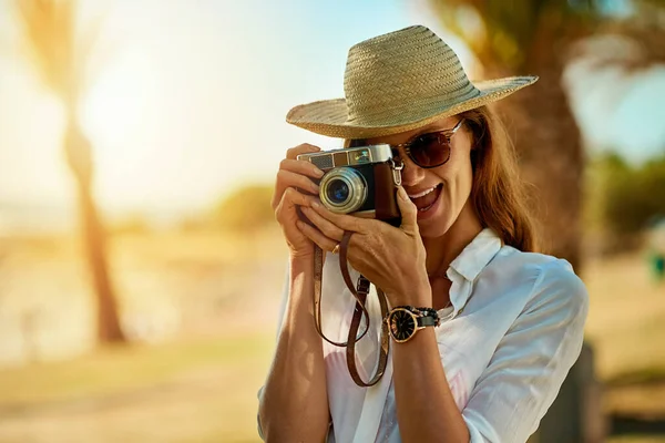 Sommerschnappschüsse Sammeln Eine Attraktive Junge Frau Mit Einer Kamera Einem — Stockfoto