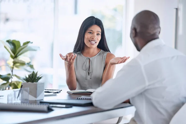 工作面试 招聘和黑人男女交谈 交谈和讨论 管理层 老板和商界女性在工作 就业和职位招聘方面与男性会面 — 图库照片