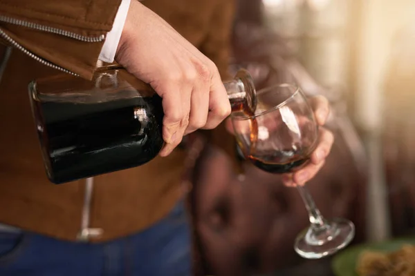 Kan Inte Riktig Middagsbjudning Utan Vin Oigenkännlig Man Häller Vin — Stockfoto