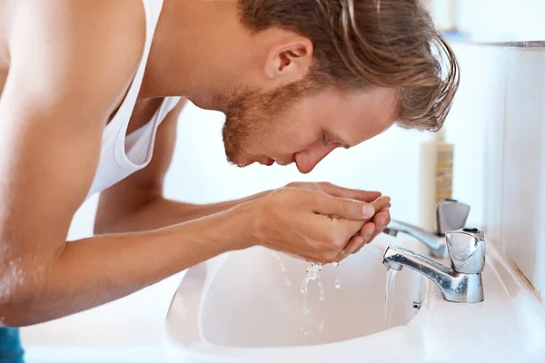 Temiz Taze Tut Genç Bir Adam Tuvalette Yüzünü Yıkıyor — Stok fotoğraf