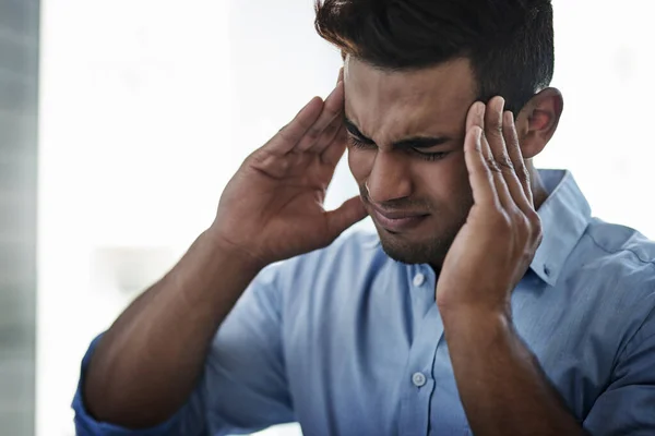 Stres Pracy Może Łatwo Wywołać Ból Głowy Młody Biznesmen Cierpiący — Zdjęcie stockowe